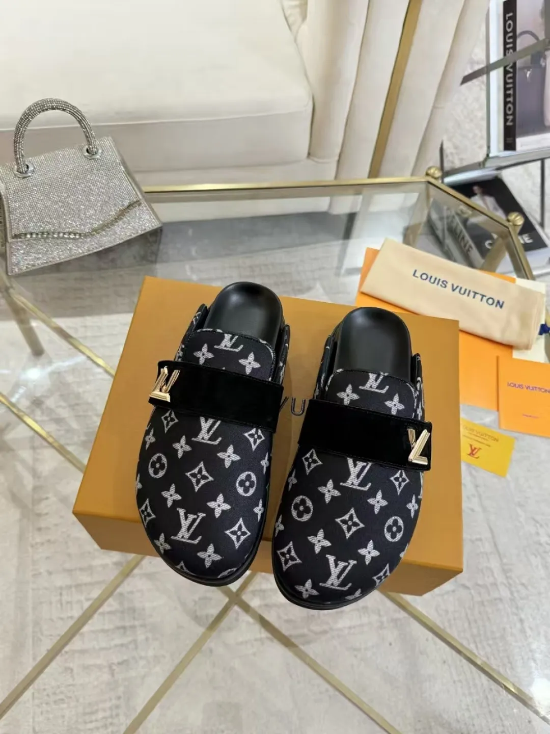 p560 High version women's toe-cap slippers ✨ **LV classic toe-toe slippers | Eternal elegance, starting from the toes** ✨ This pair of **Louis Vuitton classic toe-toe slippers** is an **eternal legend** in the fashion industry, and every detail tells **luxury and taste**. ... **Versatile, no matter the style**: ▪ Pair with jeans, casual and high-end ▪ Pair with a dress, elegant and lazy ▪ Commuting or dating, easily manage various occasions 💖 **Fashion icons are wearing it**, what are you waiting for?   **Owning it means owning an eternal classic**! ✨ #Louis Vuitton #LV slippers #Advanced sense of wear #Classic never goes out of style Fabric: Classic jacquard fabric Lining: Sheepskin lining Sole: Original rubber sole Size: Female 35-41 Male 38-46